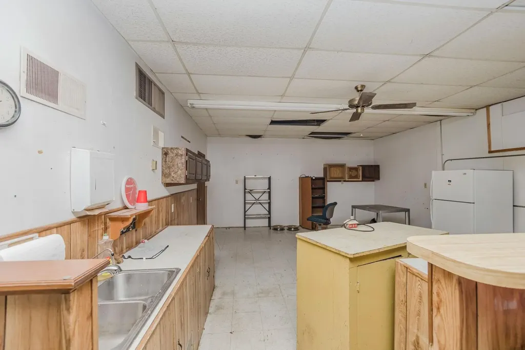 110 N Poplar Hutchinson KS 67501
