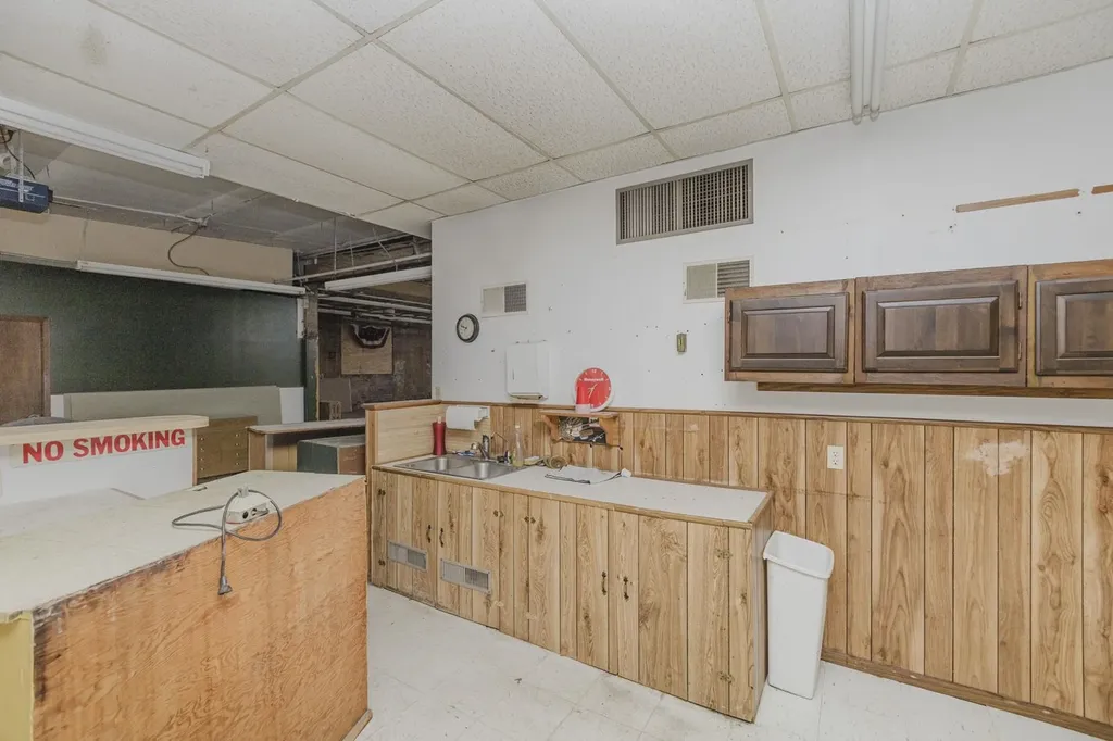 110 N Poplar Hutchinson KS 67501