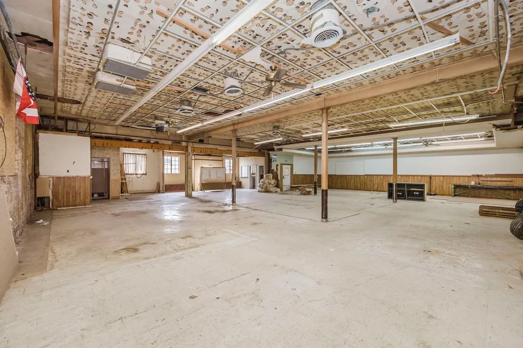 110 N Poplar Hutchinson KS 67501