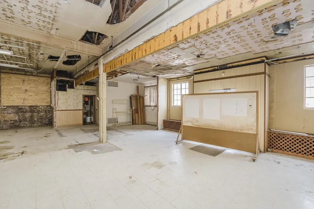 110 N Poplar Hutchinson KS 67501