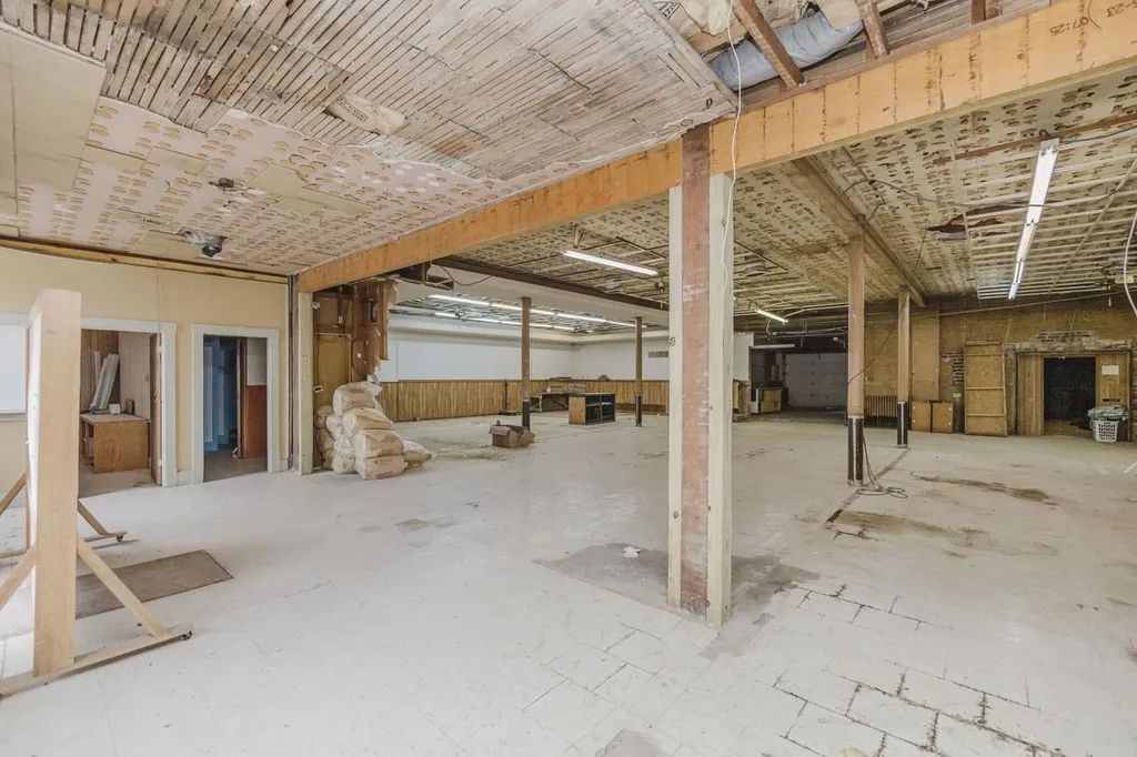 110 N Poplar Hutchinson KS 67501