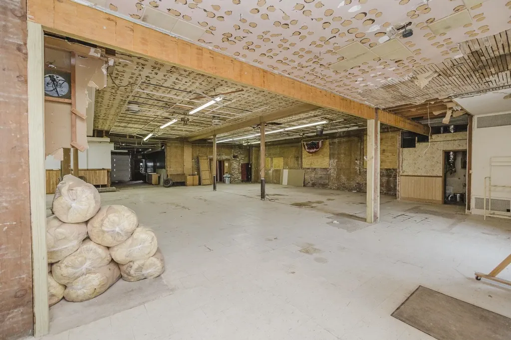 110 N Poplar Hutchinson KS 67501