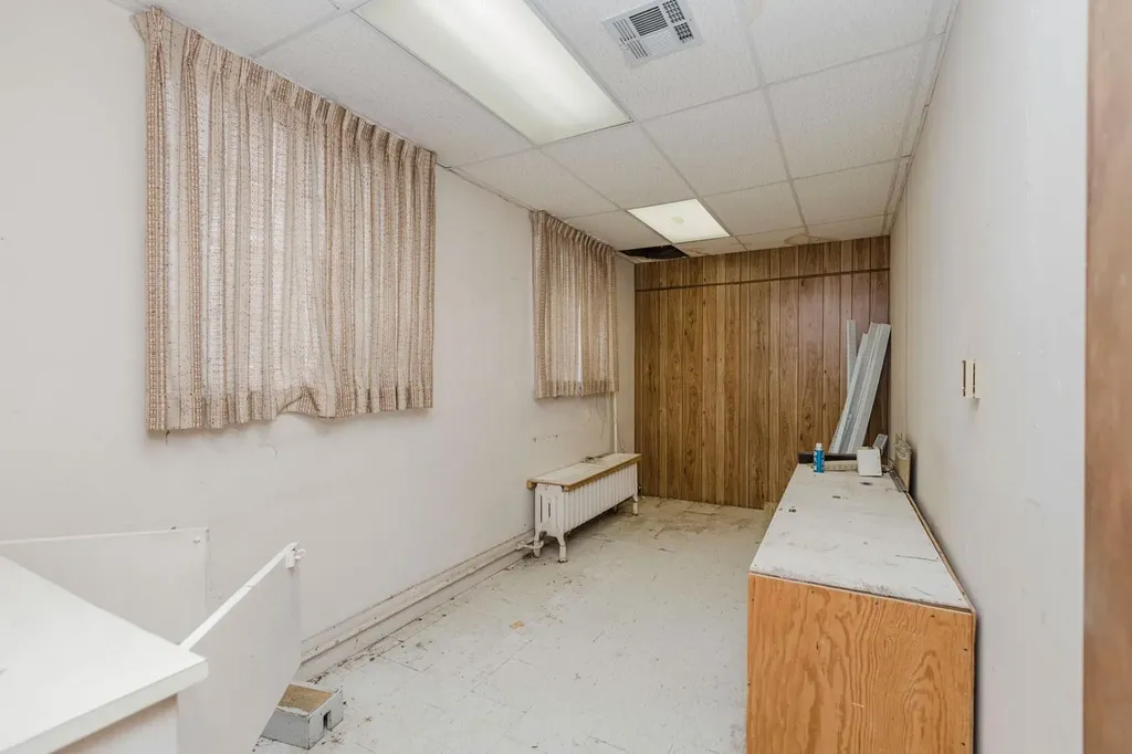 110 N Poplar Hutchinson KS 67501
