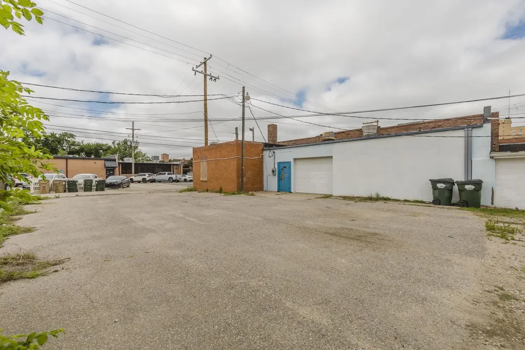 110 N Poplar Hutchinson KS 67501