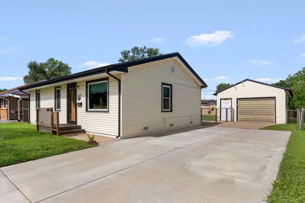 2609 S Elizabeth Avenue Wichita KS 67217-2221