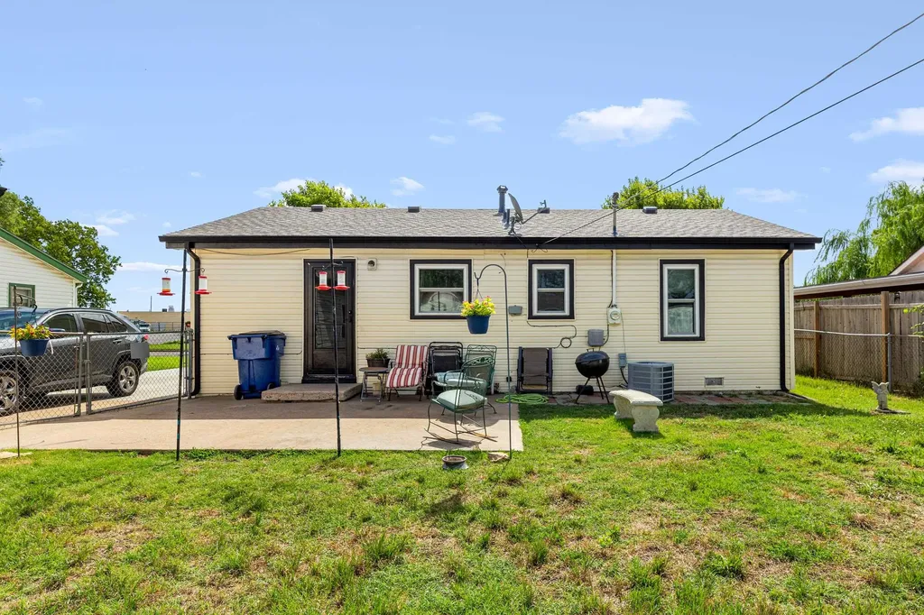 2609 S Elizabeth Avenue Wichita KS 67217-2221