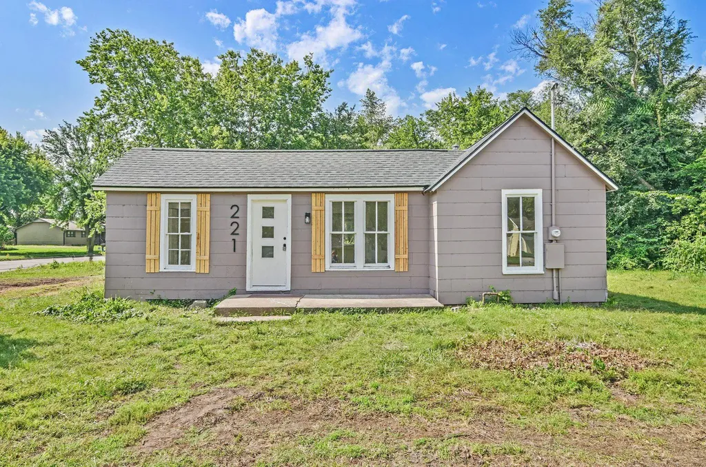 221 E 2nd Halstead KS 67056