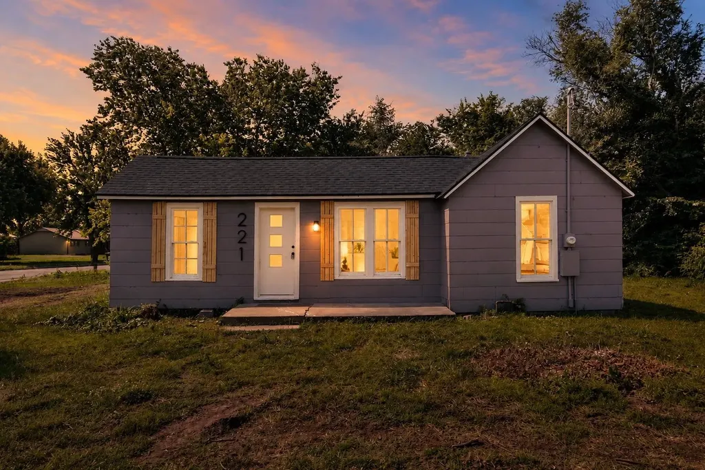 221 E 2nd Halstead KS 67056