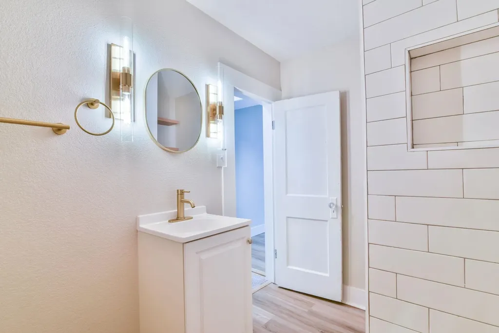221 E 2nd Halstead KS 67056