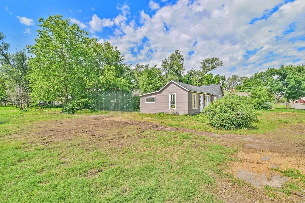 221 E 2nd Halstead KS 67056