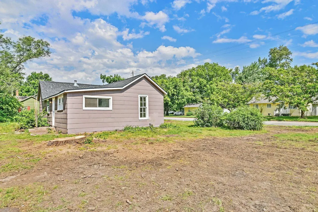 221 E 2nd Halstead KS 67056