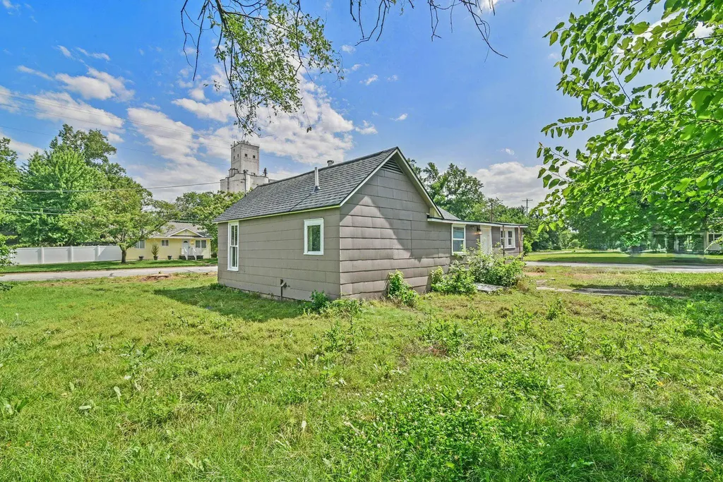 221 E 2nd Halstead KS 67056