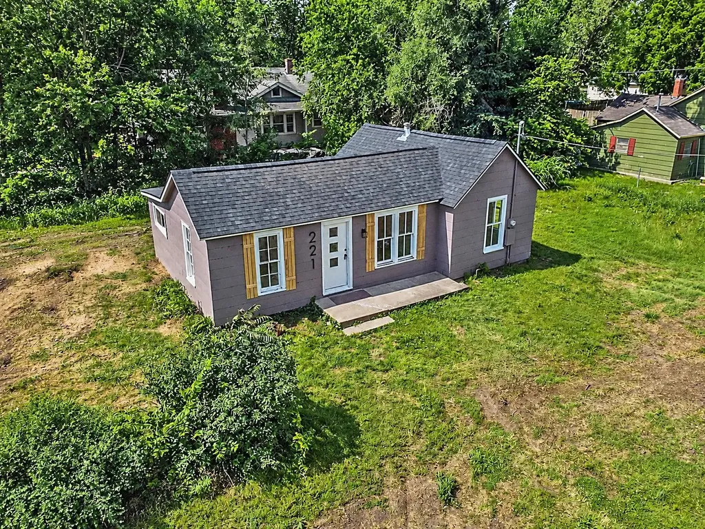 221 E 2nd Halstead KS 67056