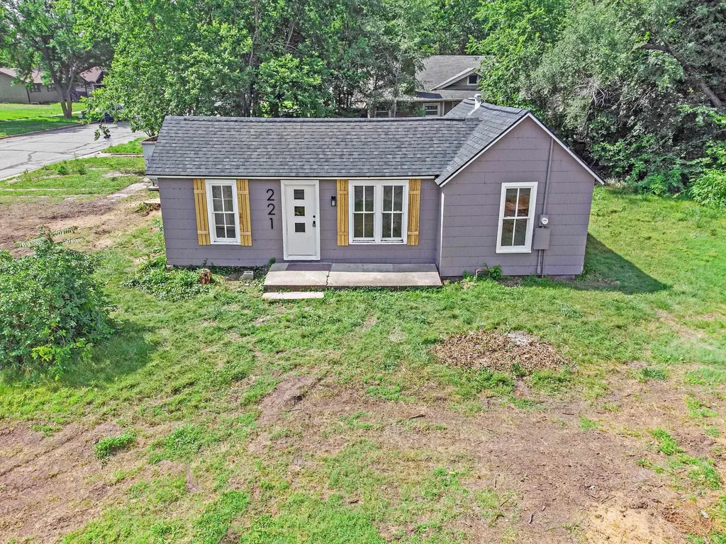 221 E 2nd Halstead KS 67056