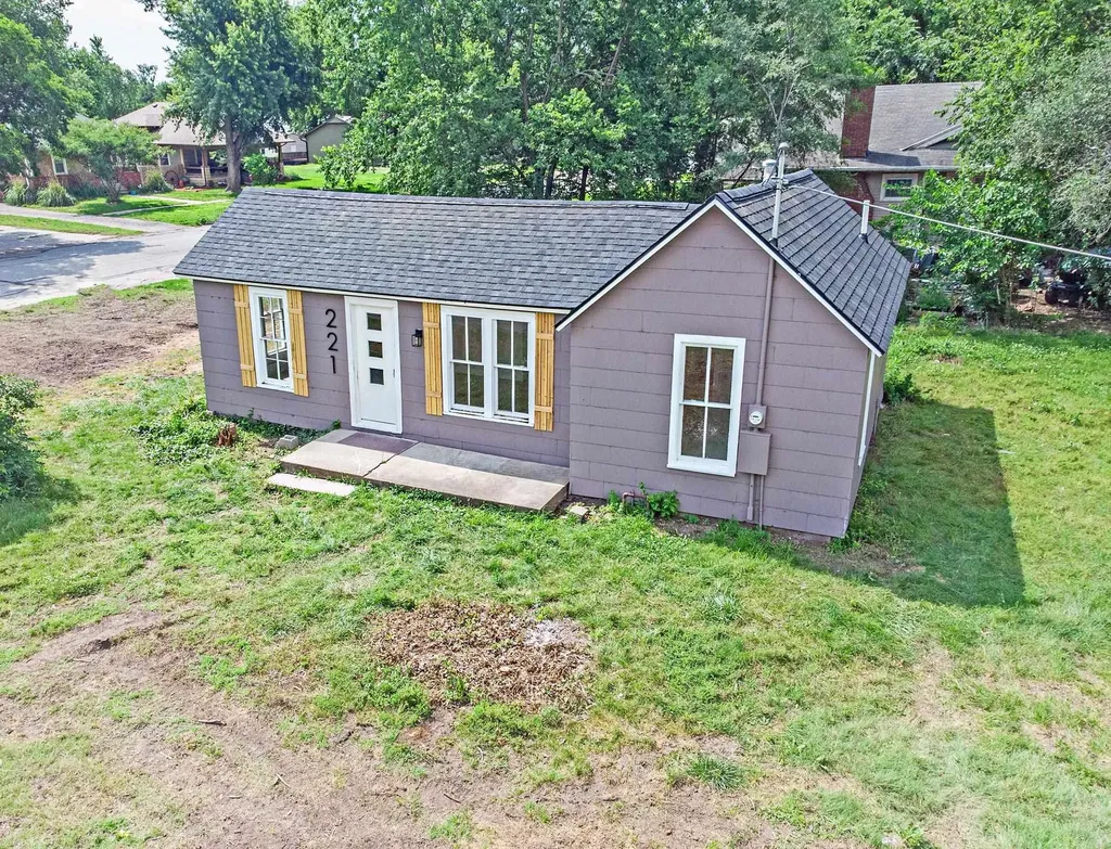221 E 2nd Halstead KS 67056