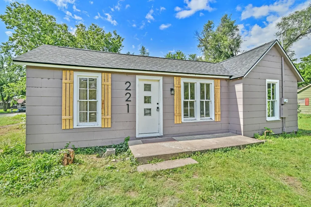 221 E 2nd Halstead KS 67056