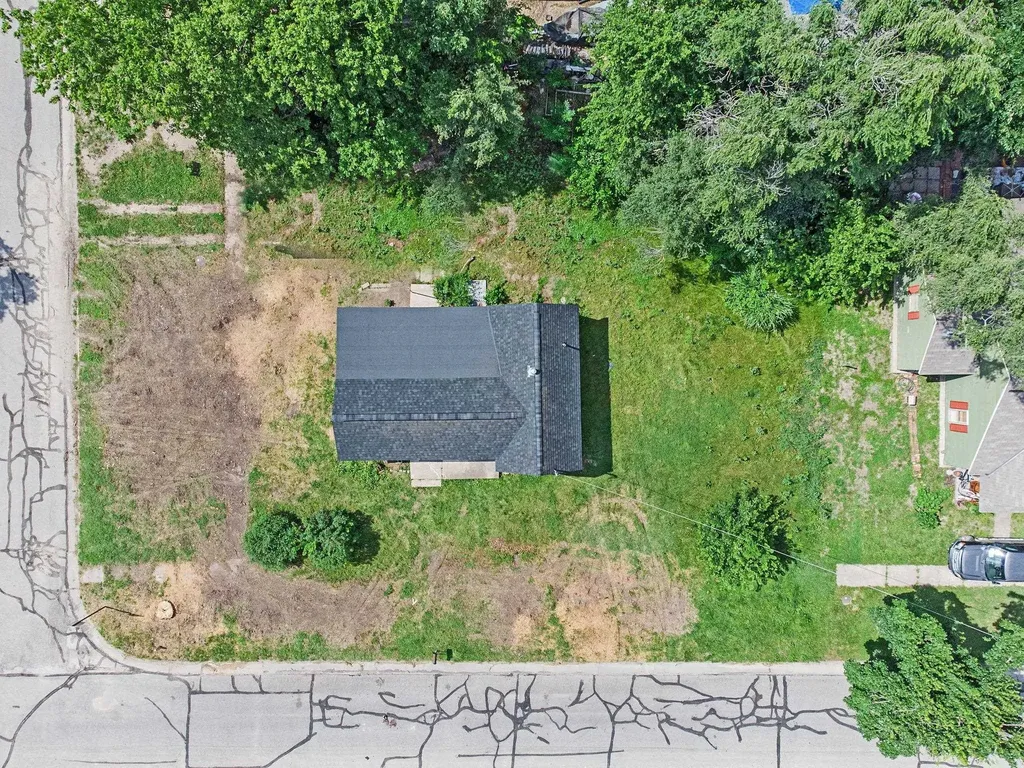 221 E 2nd Halstead KS 67056
