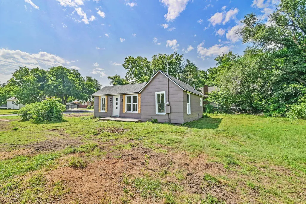 221 E 2nd Halstead KS 67056