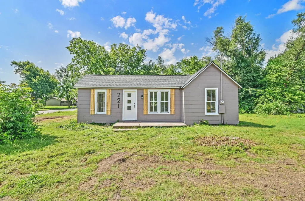 221 E 2nd Halstead KS 67056