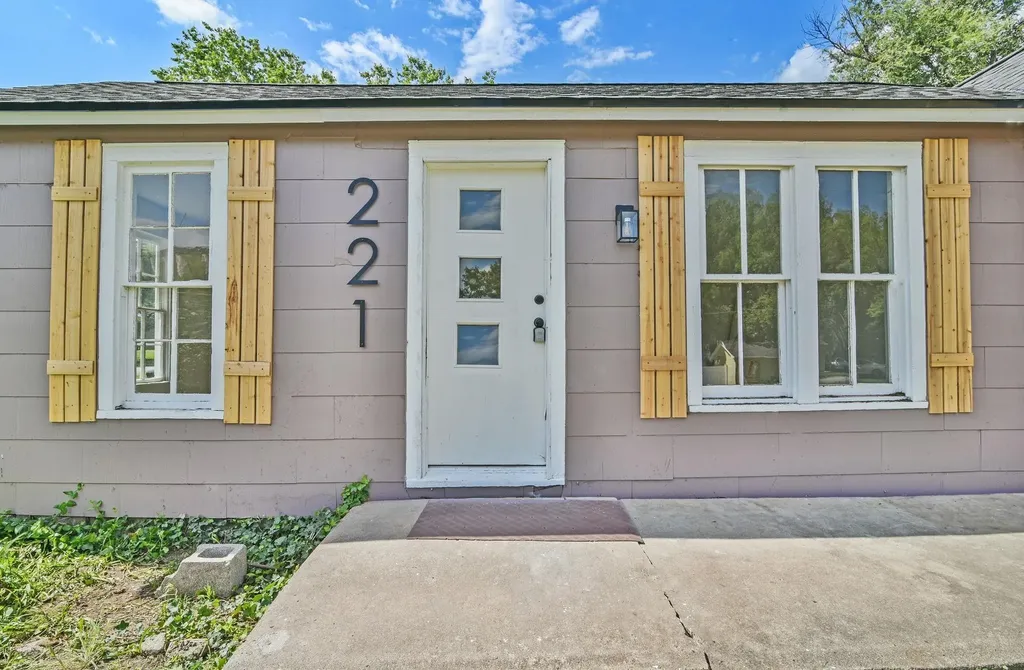 221 E 2nd Halstead KS 67056
