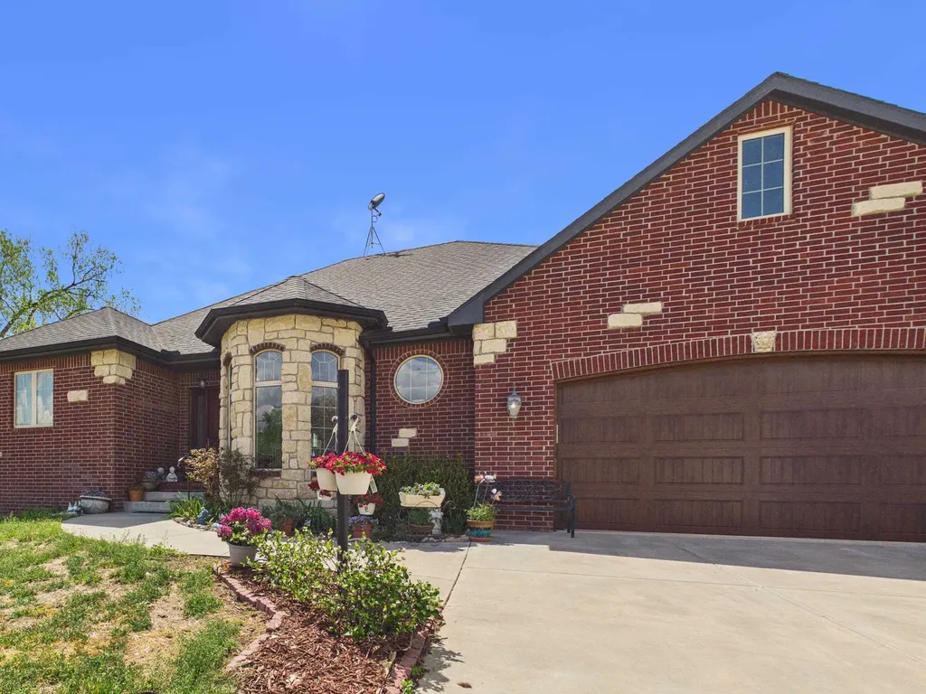 22015 W 101st Street N Mount Hope KS 67108