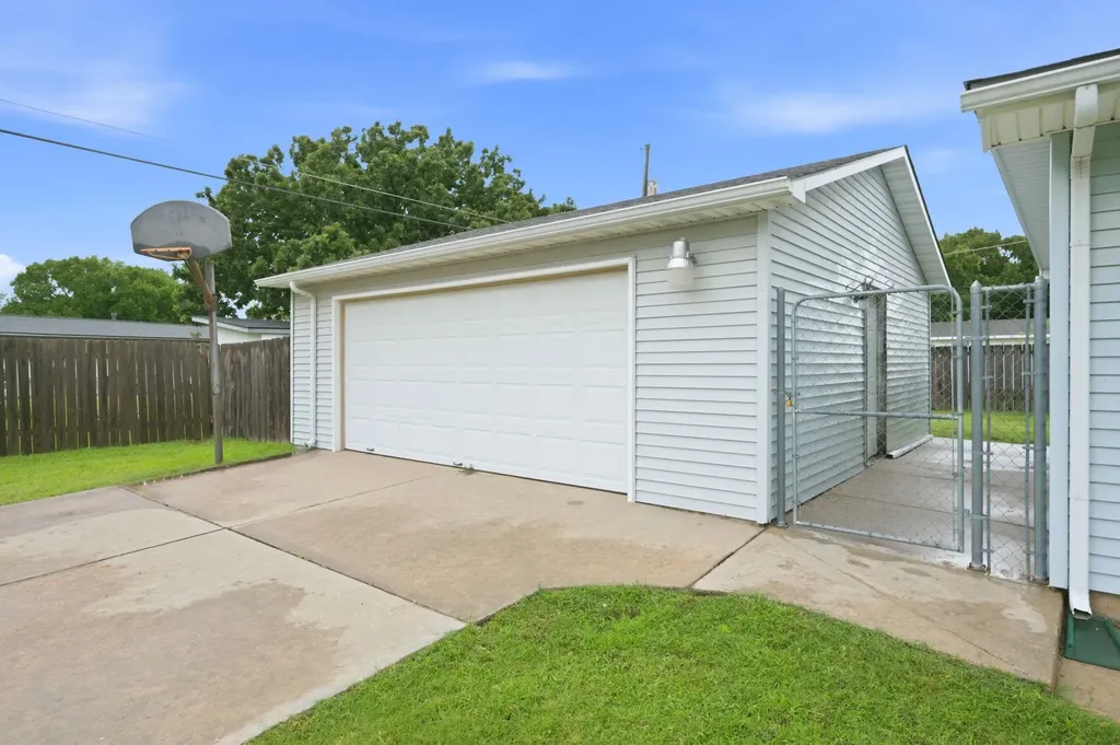 1904 W 32nd Street S Wichita KS 67217-2031