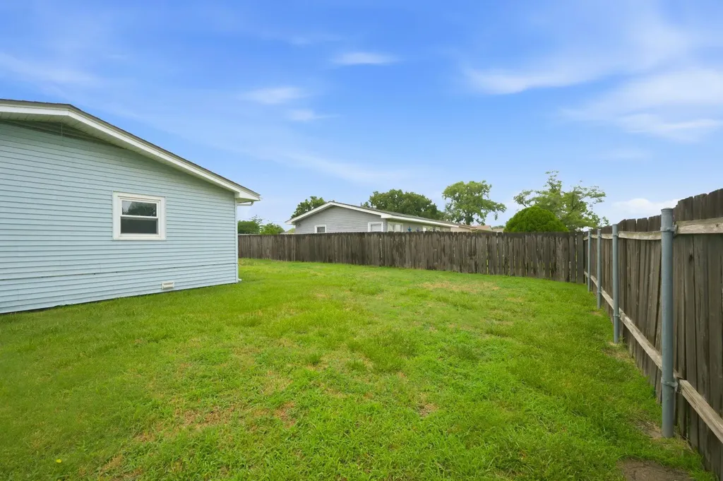 1904 W 32nd Street S Wichita KS 67217-2031