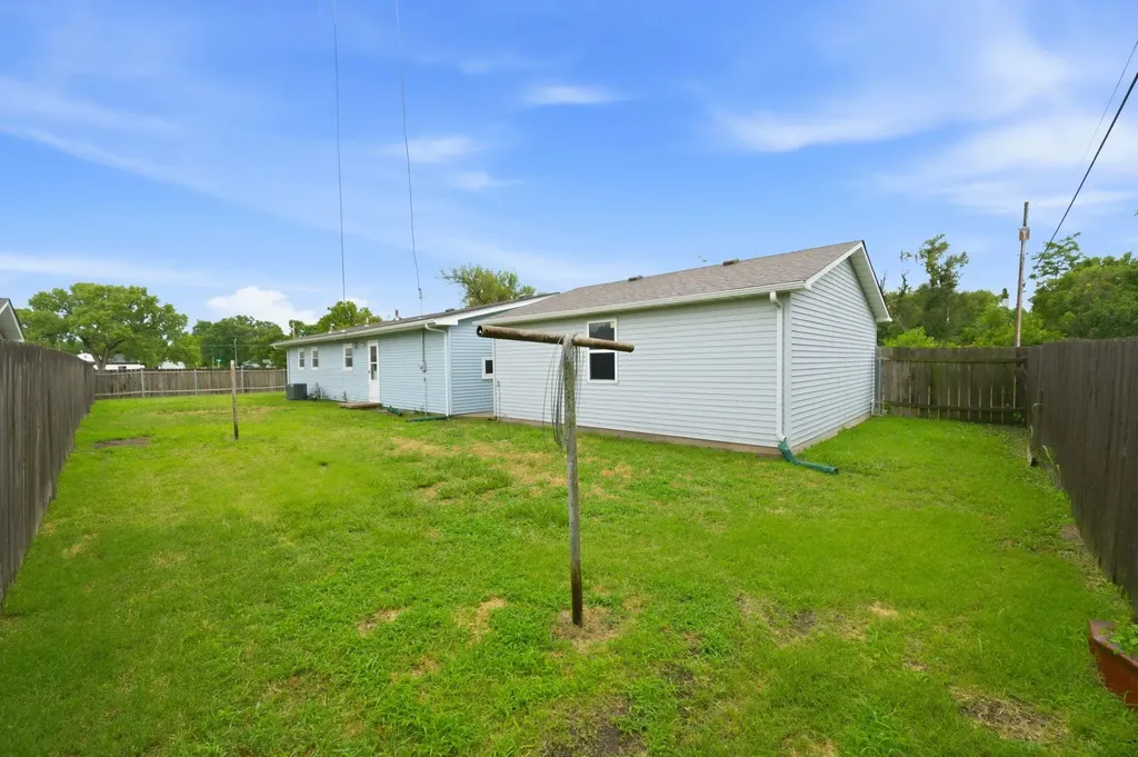 1904 W 32nd Street S Wichita KS 67217-2031