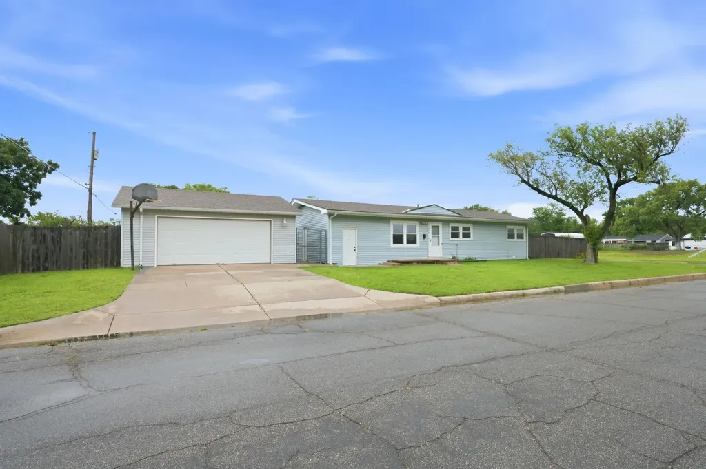 1904 W 32nd Street S Wichita KS 67217-2031
