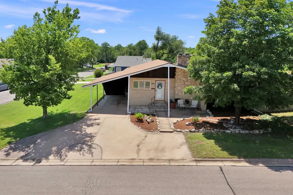 627 S Poplar Newton KS 67114