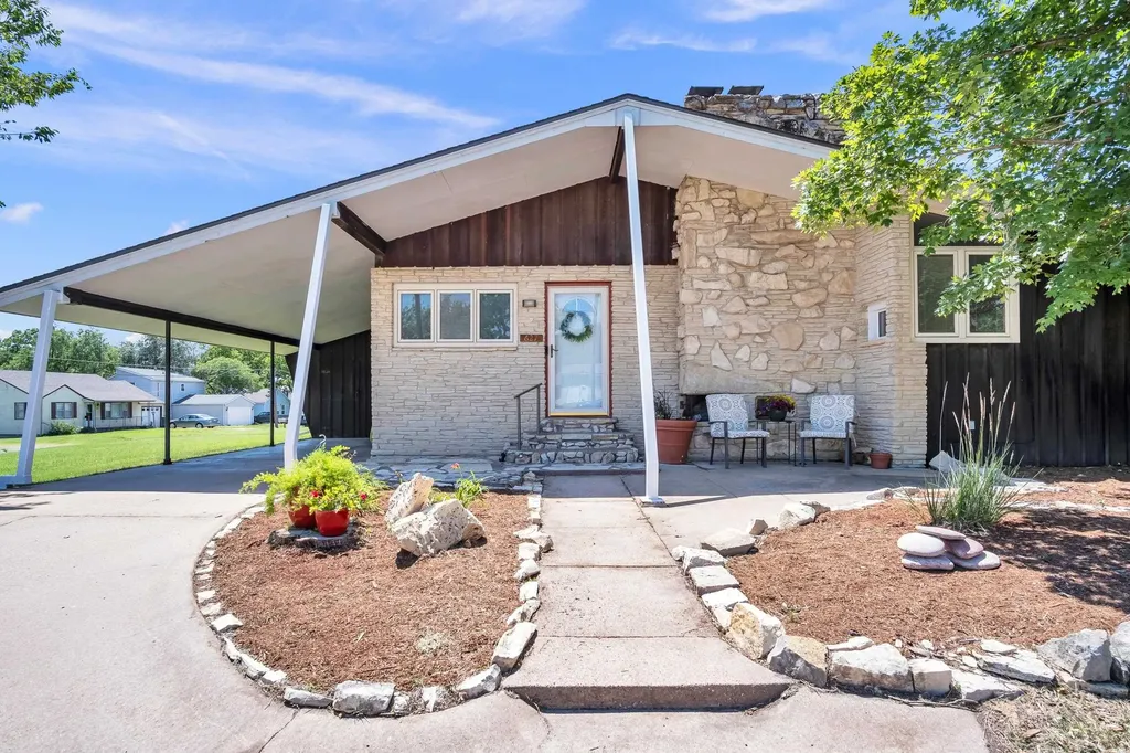 627 S Poplar Newton KS 67114