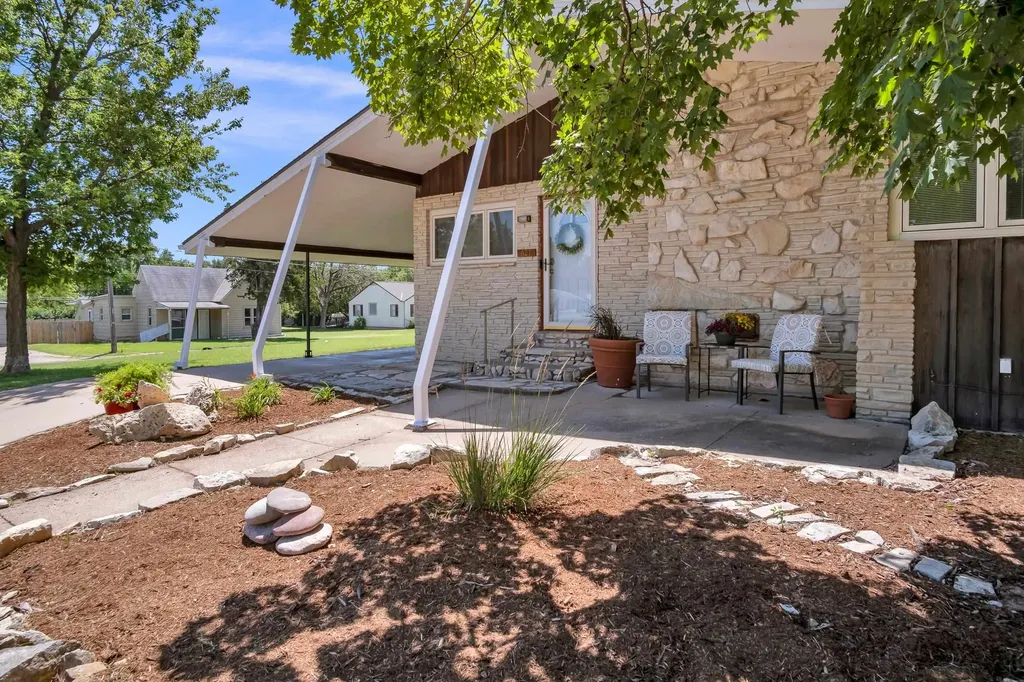 627 S Poplar Newton KS 67114