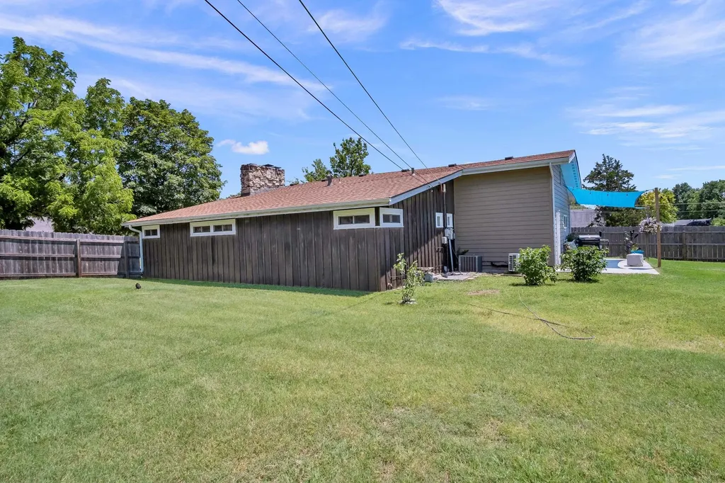 627 S Poplar Newton KS 67114