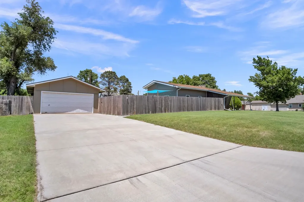 627 S Poplar Newton KS 67114