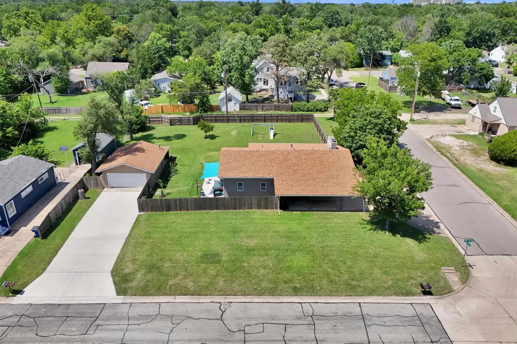 627 S Poplar Newton KS 67114
