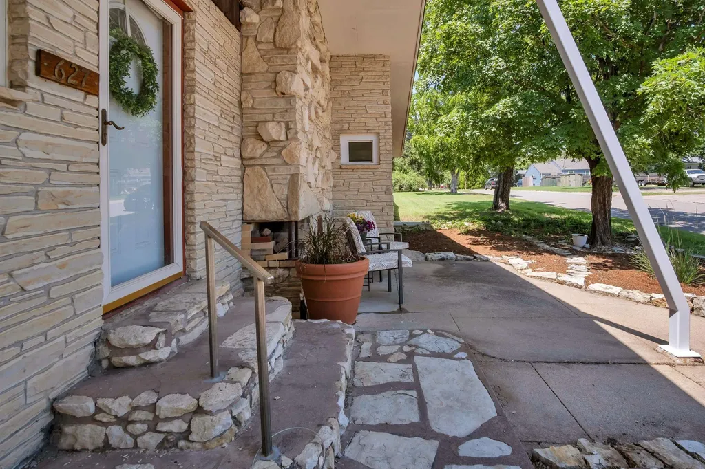 627 S Poplar Newton KS 67114