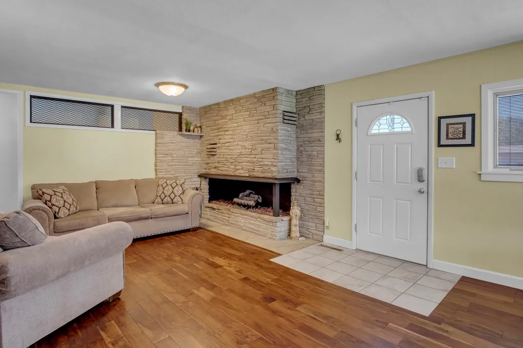 627 S Poplar Newton KS 67114