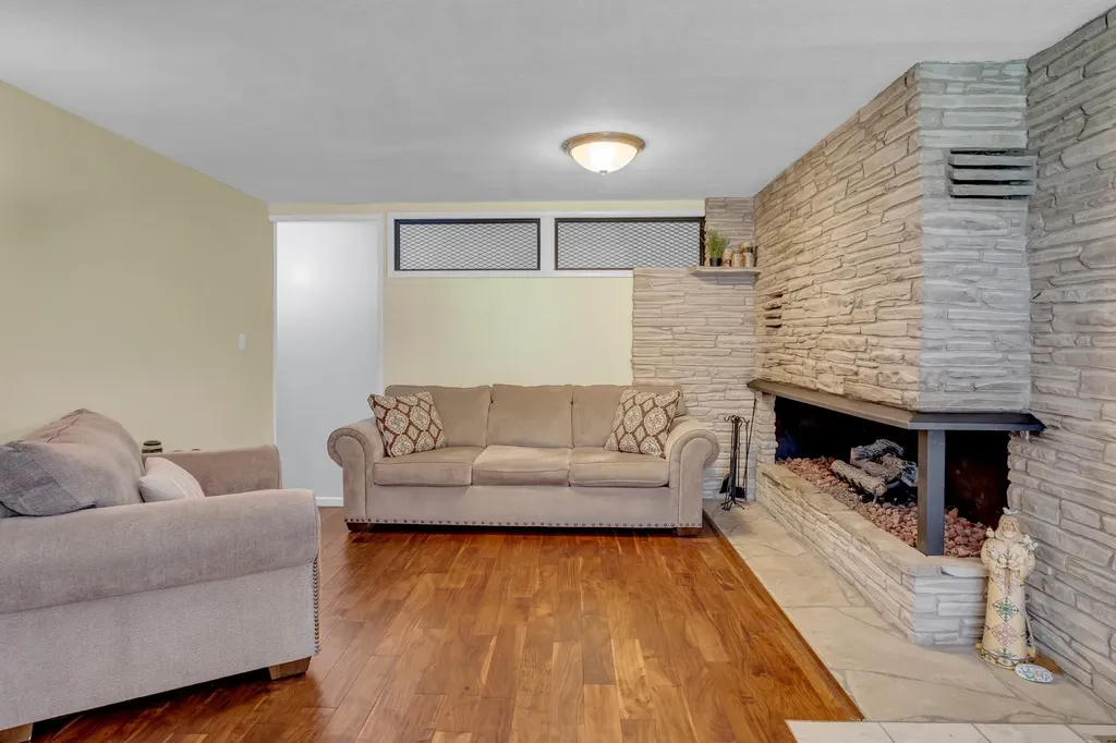 627 S Poplar Newton KS 67114