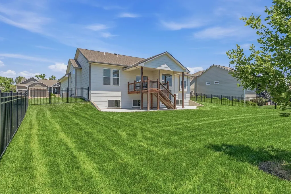 1021 W Ledgestone Andover KS 67002