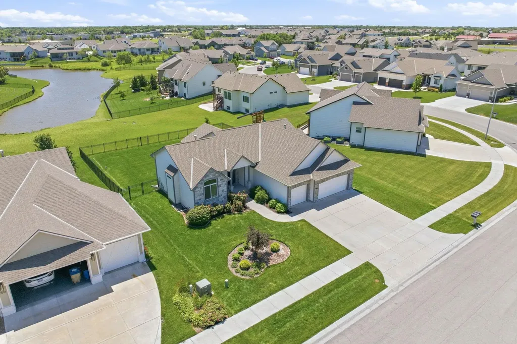 1021 W Ledgestone Andover KS 67002