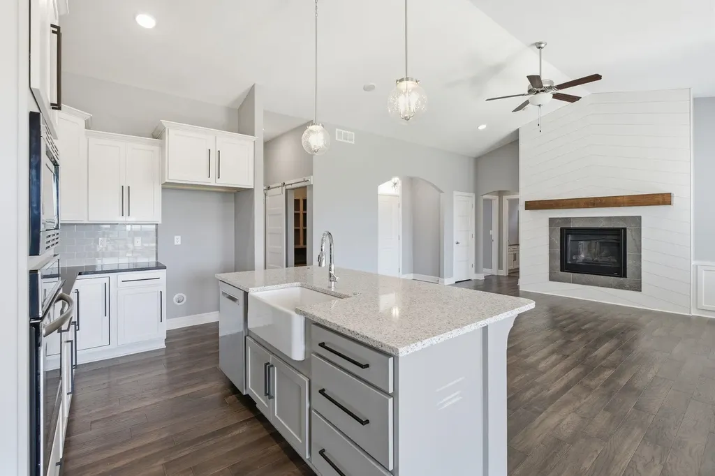 1021 W Ledgestone Andover KS 67002