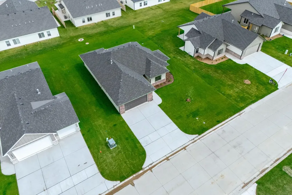 614 E Elmwood Street Park City KS 67147-1124
