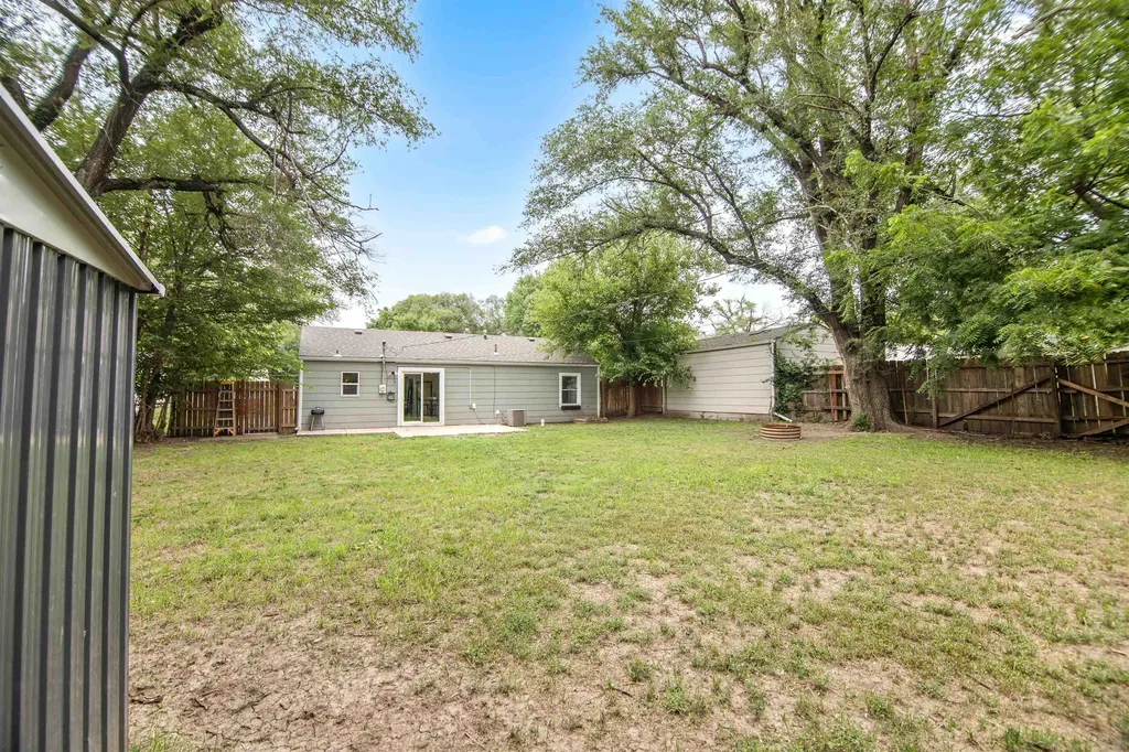 1309 E Charleston Drive Park City KS 67219