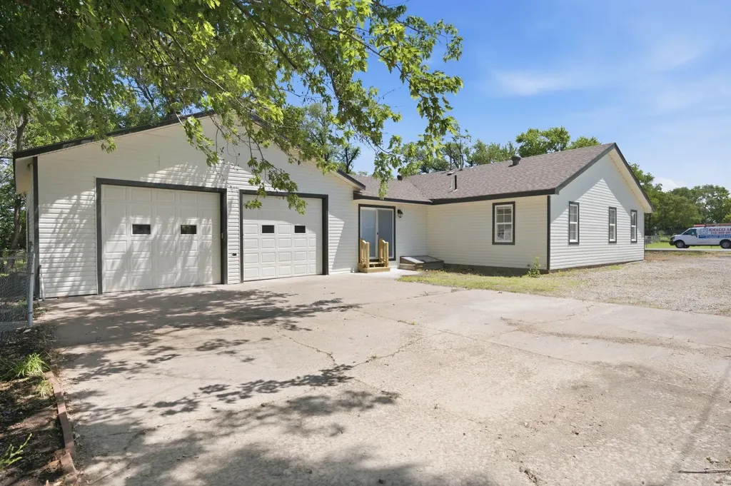 2343 S Crest Street Wichita KS 67207