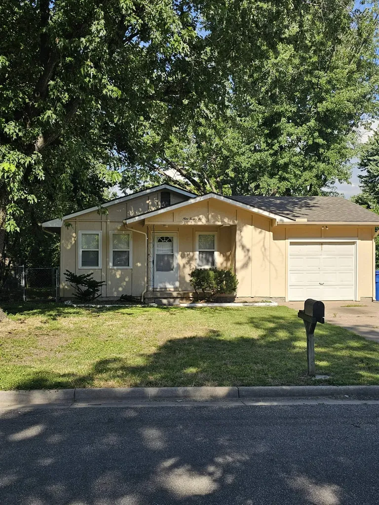 926 Money Avenue Augusta KS 67010