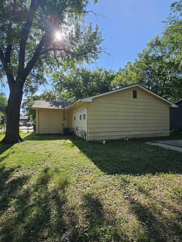 926 Money Avenue Augusta KS 67010