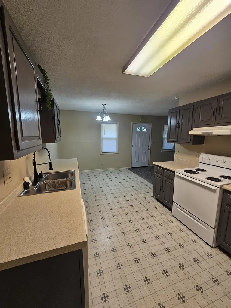 926 Money Avenue Augusta KS 67010