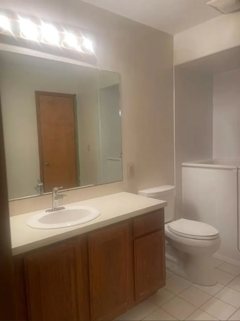 1037 N Lakewind Wichita KS 67212