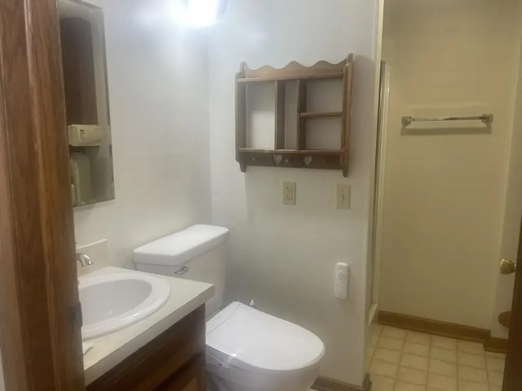1037 N Lakewind Wichita KS 67212