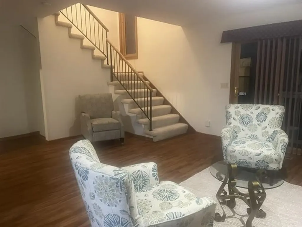 1037 N Lakewind Wichita KS 67212